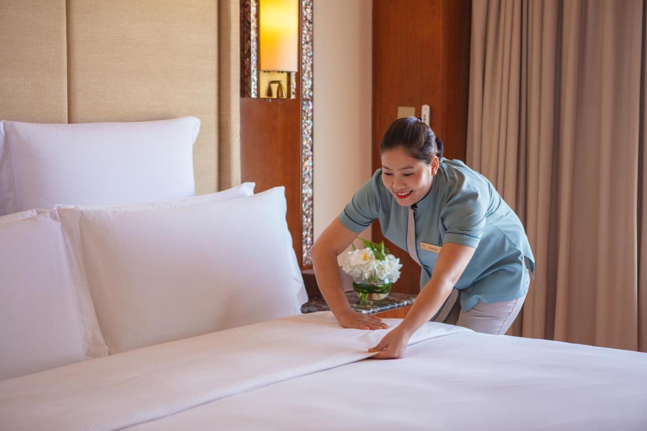 Jumeirah Messilah Beach Kuwait Кувейт Екстериор снимка A chambermaid making a bed