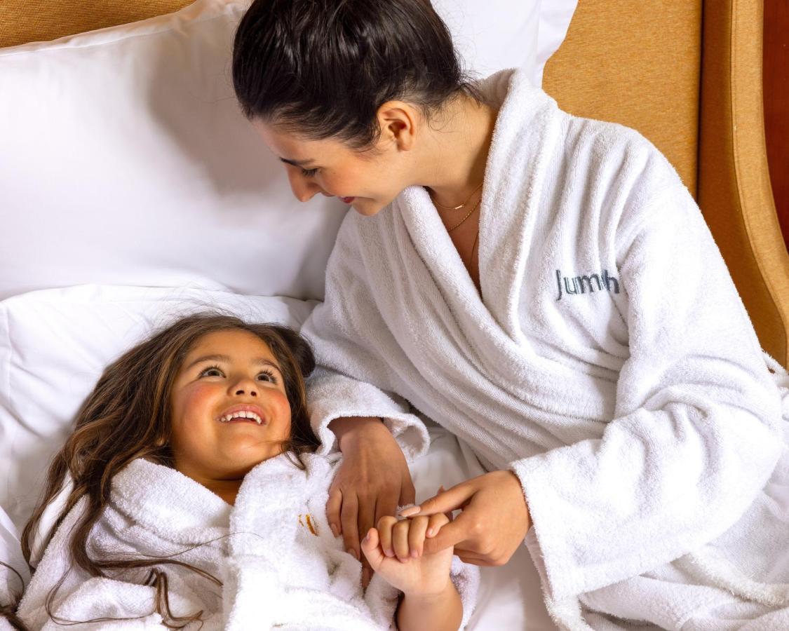 Jumeirah Messilah Beach Kuwait Кувейт Екстериор снимка A mother and daughter wearing bathrobes