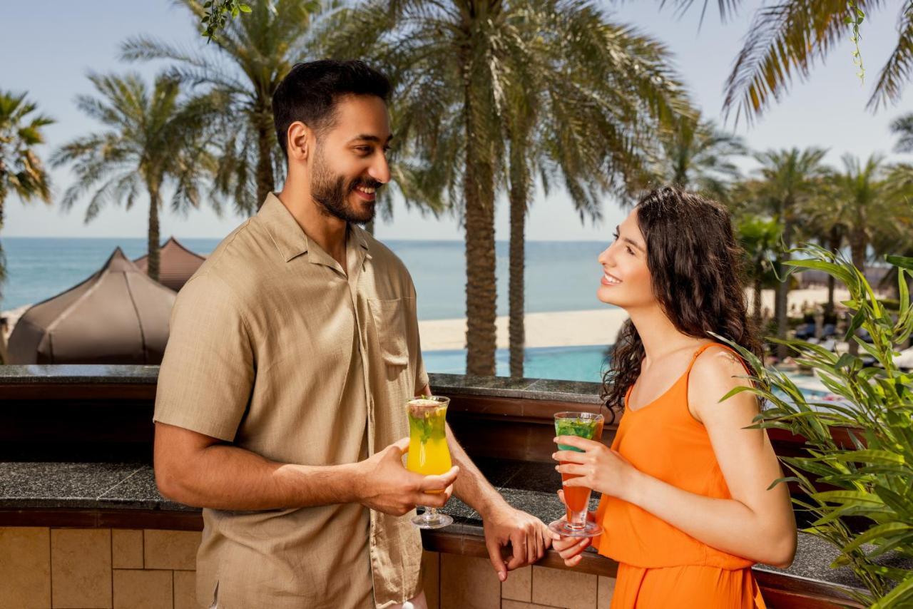 Jumeirah Messilah Beach Kuwait Кувейт Екстериор снимка A couple at Jumeirah Beach Hotel
