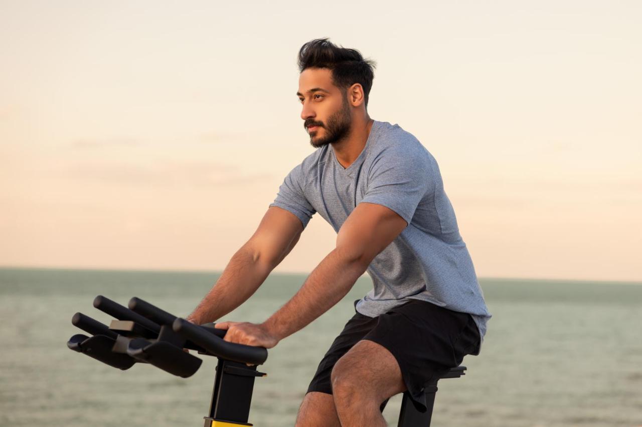 Jumeirah Messilah Beach Kuwait Кувейт Екстериор снимка A man on a stationary bicycle