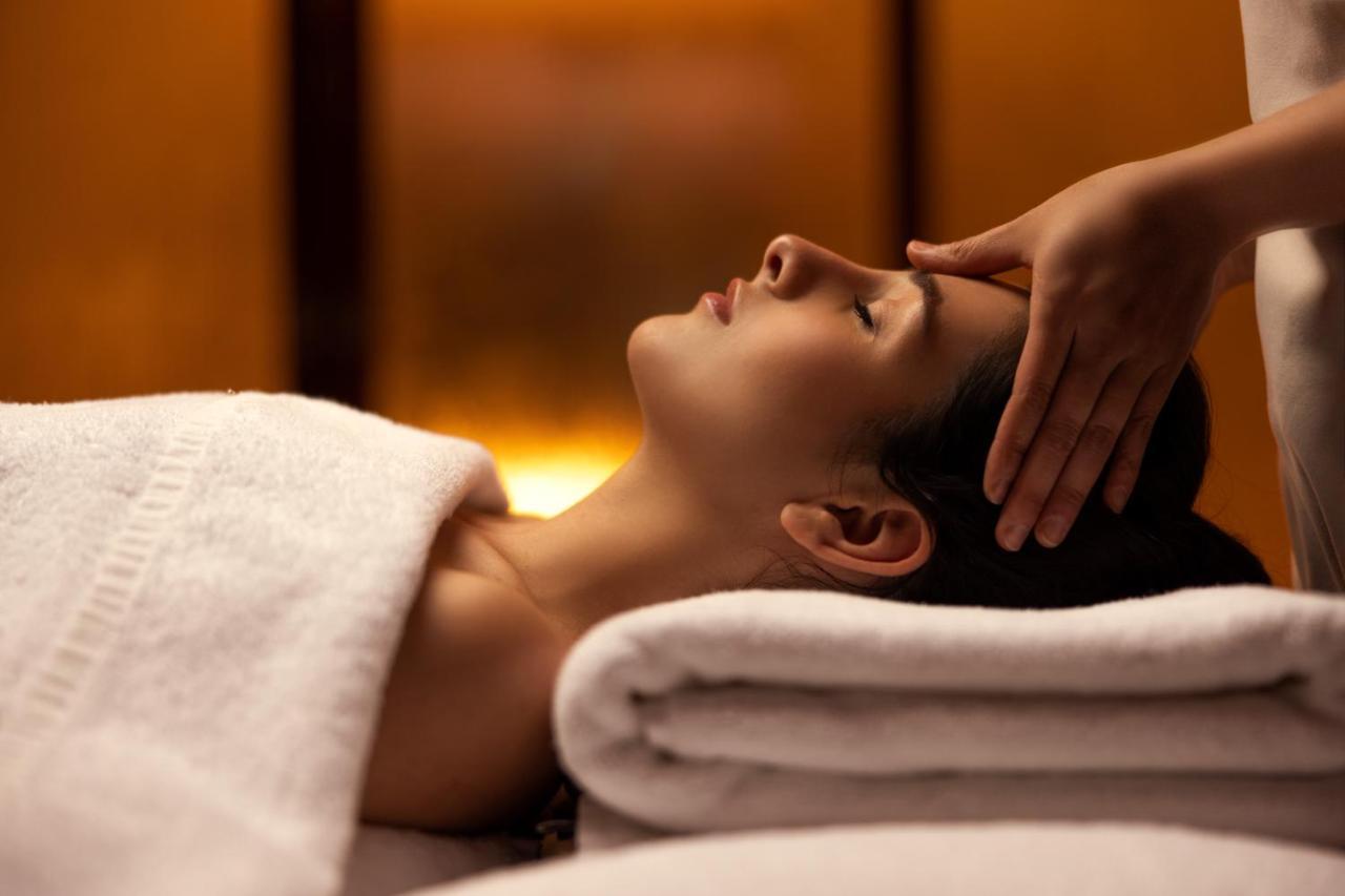 Jumeirah Messilah Beach Kuwait Кувейт Екстериор снимка A woman receiving a head massage