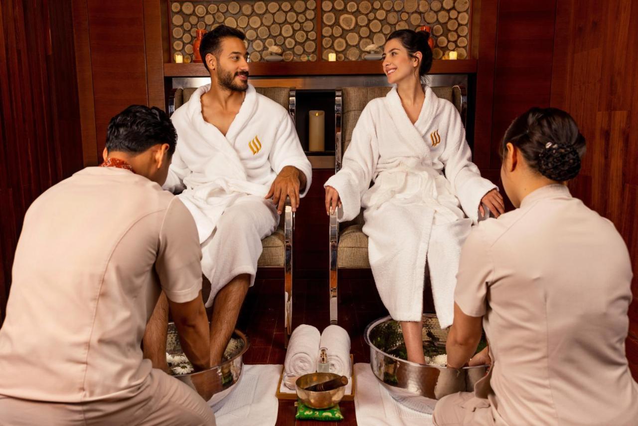 Jumeirah Messilah Beach Kuwait Кувейт Екстериор снимка A couple receiving a spa treatment