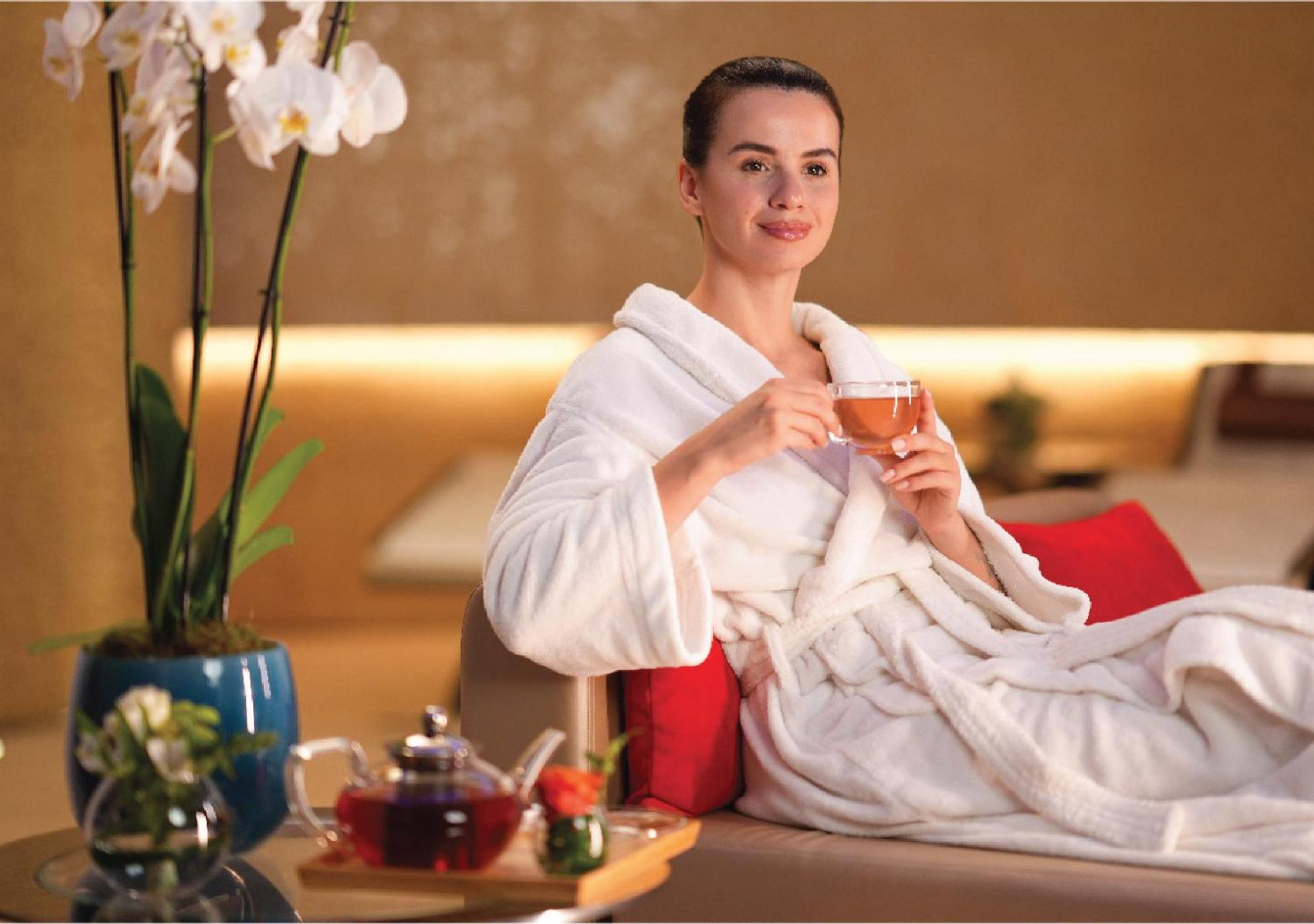 Jumeirah Messilah Beach Kuwait Кувейт Екстериор снимка A woman wearing a bathrobe