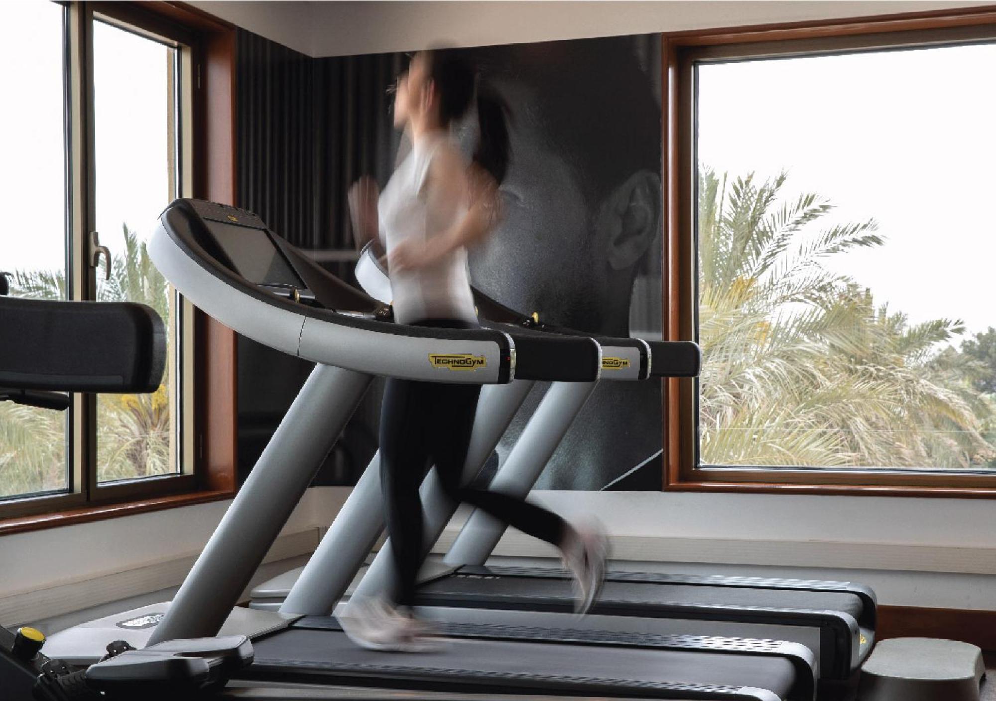 Jumeirah Messilah Beach Kuwait Кувейт Екстериор снимка A treadmill in use