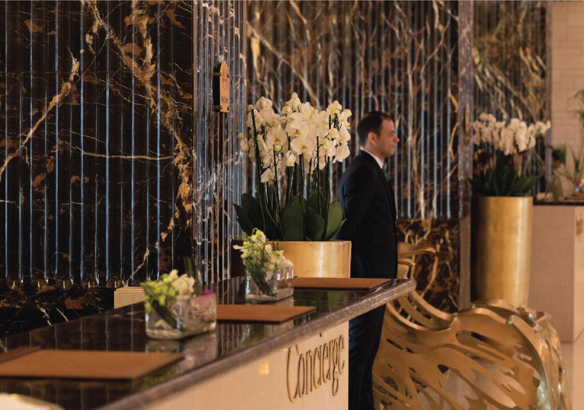 Jumeirah Messilah Beach Kuwait Кувейт Екстериор снимка Concierge at the Concierge Desk